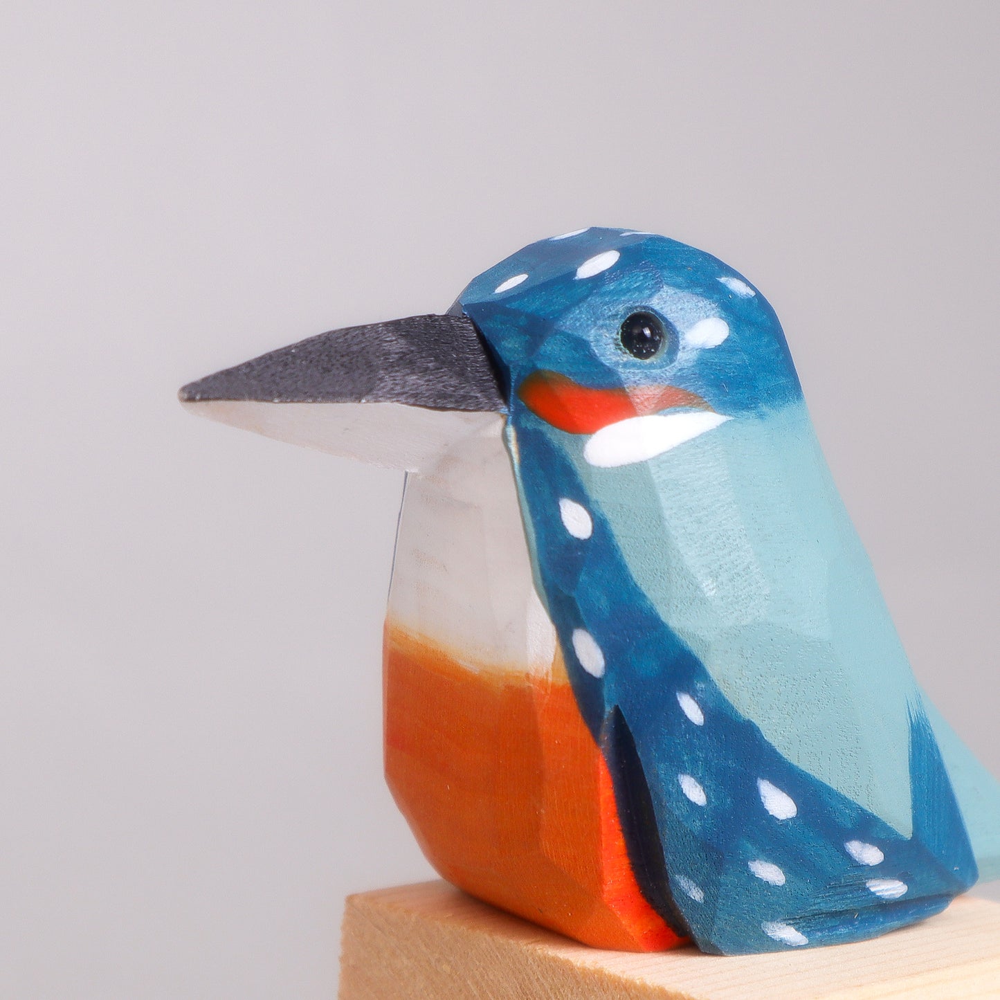 HM021 Hand-Carved Wooden Bird Figurine – Hummingbird